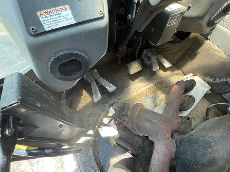 2010-caterpillar-553-image-45
