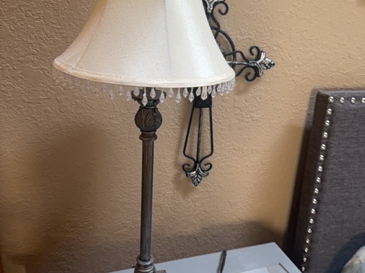 matching-set-of-two-lamps,-also-included-is-decorative-cross-and-2-clock-radios-image-6