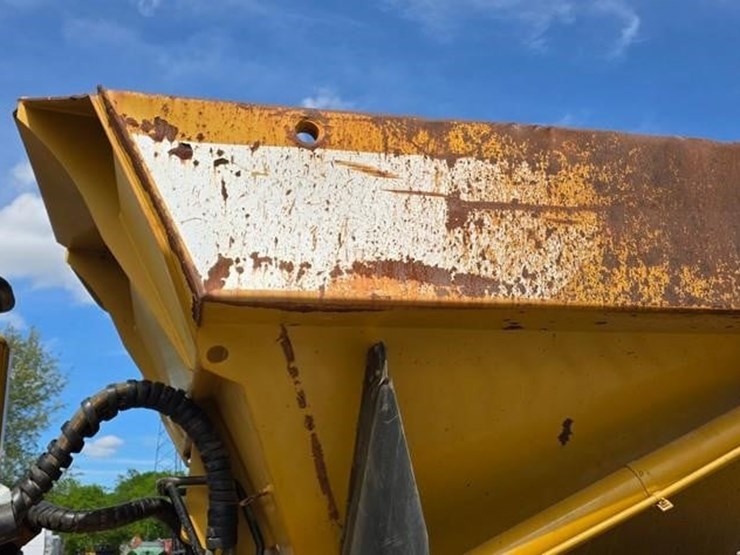 2011-caterpillar-740-image-16
