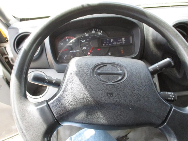 2015-hino-195h-image-13