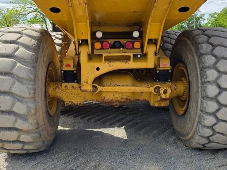 2011-caterpillar-740-image-23
