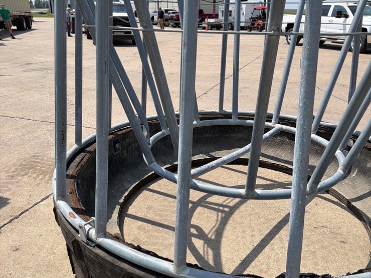 8-1/2ft-round-bale-feeder-image-4