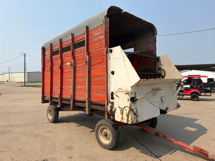 lindsay-14ft-front-unload-silage-wagon-image-1