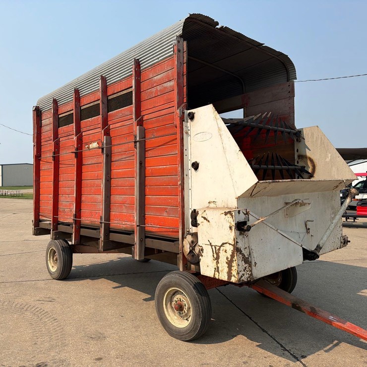 Lindsay 14ft Front Unload Silage Wagon