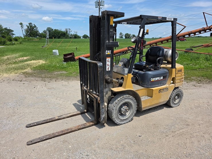caterpillar-fork-lift-image-1