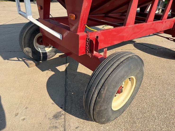 lundell-250-bushel-gravity-wagon-image-10