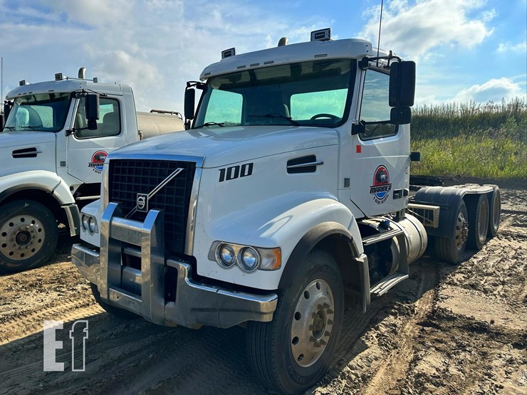 2014-volvo-vhd84ft200-image-2
