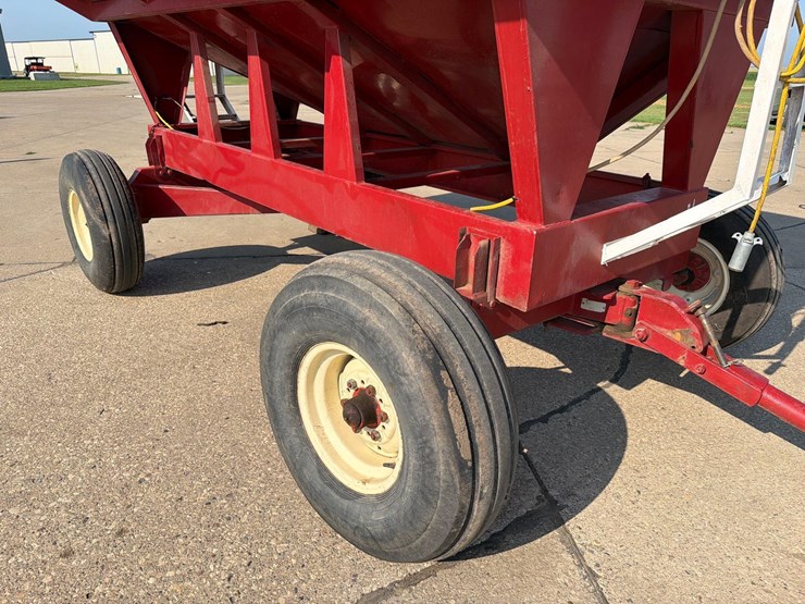 lundell-250-bushel-gravity-wagon-image-9