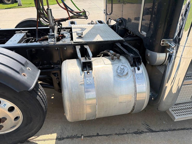 2007-peterbilt-379-image-14