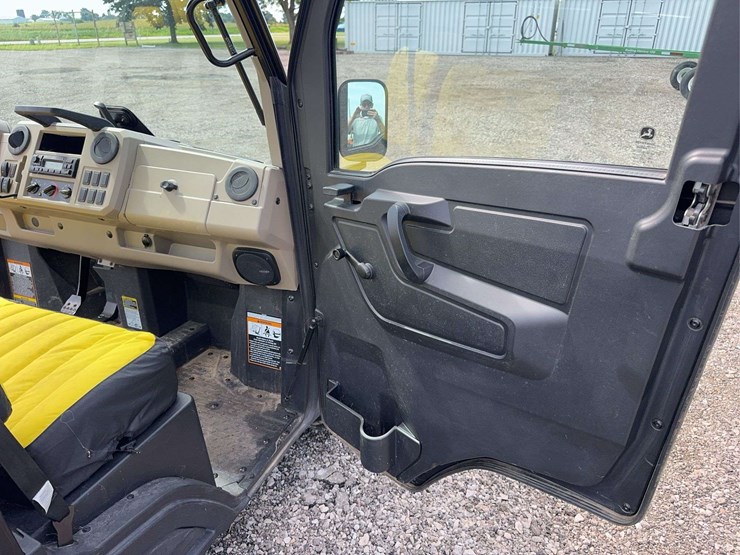 2022-john-deere-gator-image-13
