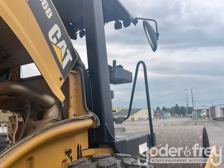 2016-caterpillar-cs56b-image-31