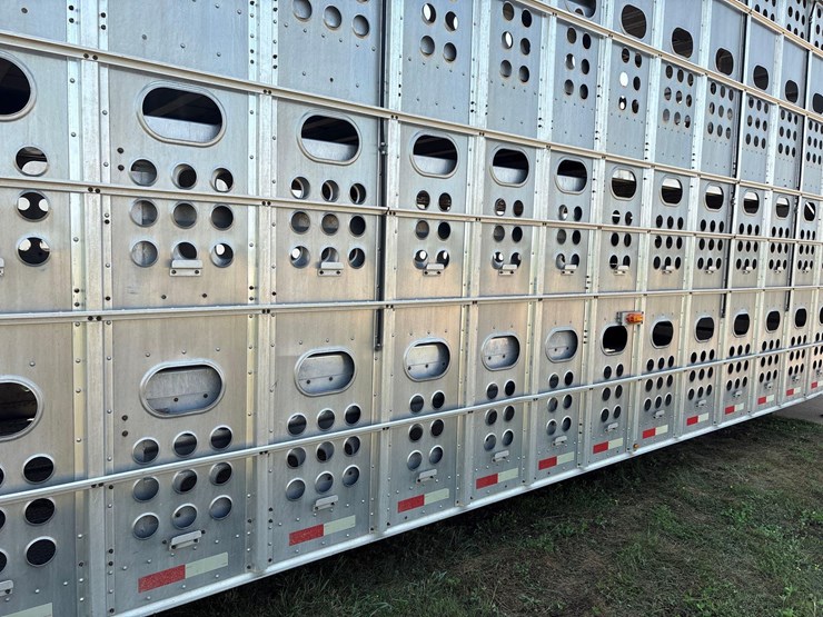 2016-merrit-102"-x-48ft-semi-livestock-trailer-image-11