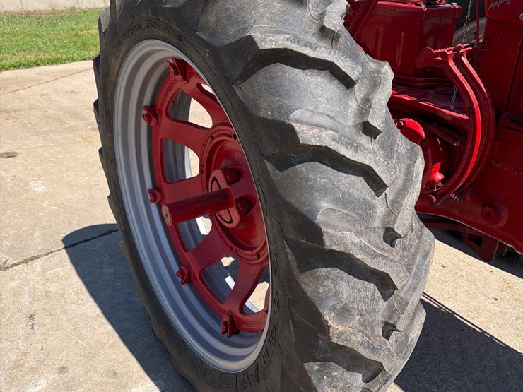 farmall-400-tractor-image-15
