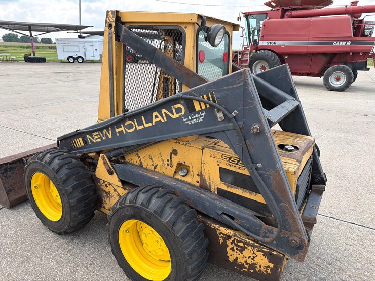 new-holland-l555-image-11