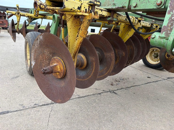 john-deere-330-image-15