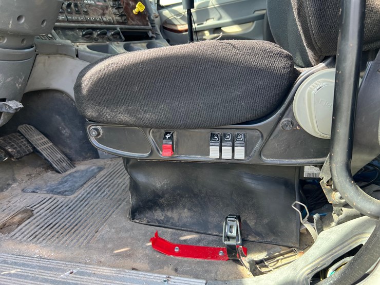 freightliner-cst120-image-63