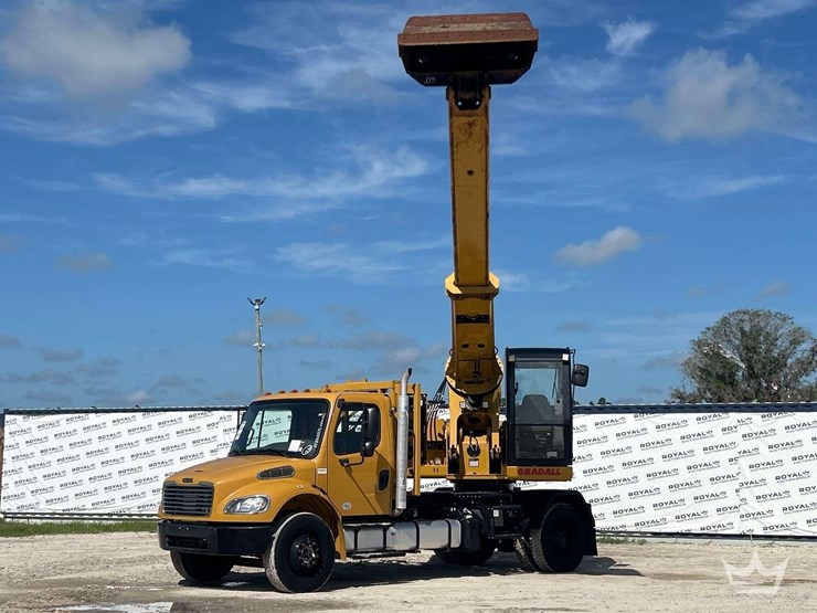 2017-freightliner-m2-106-image-43