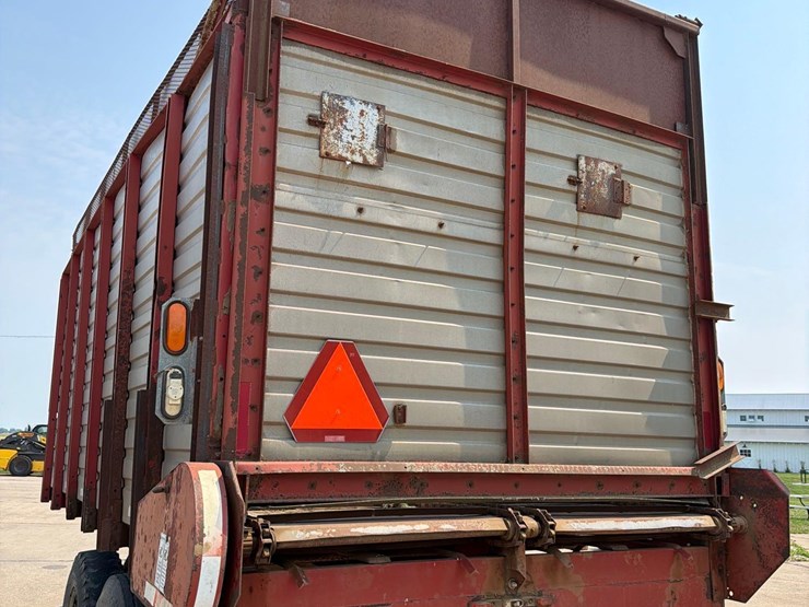 h&s-18ft-rear-unload-silage-wagon-image-18