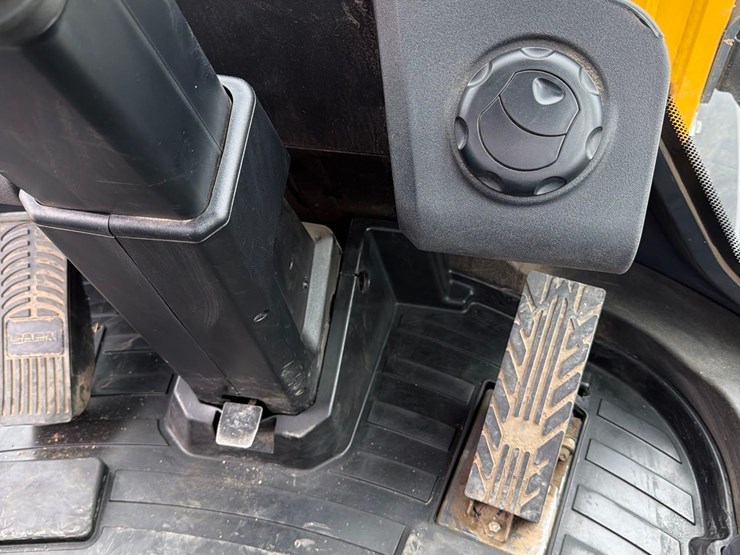 2021-deere-324l-image-45