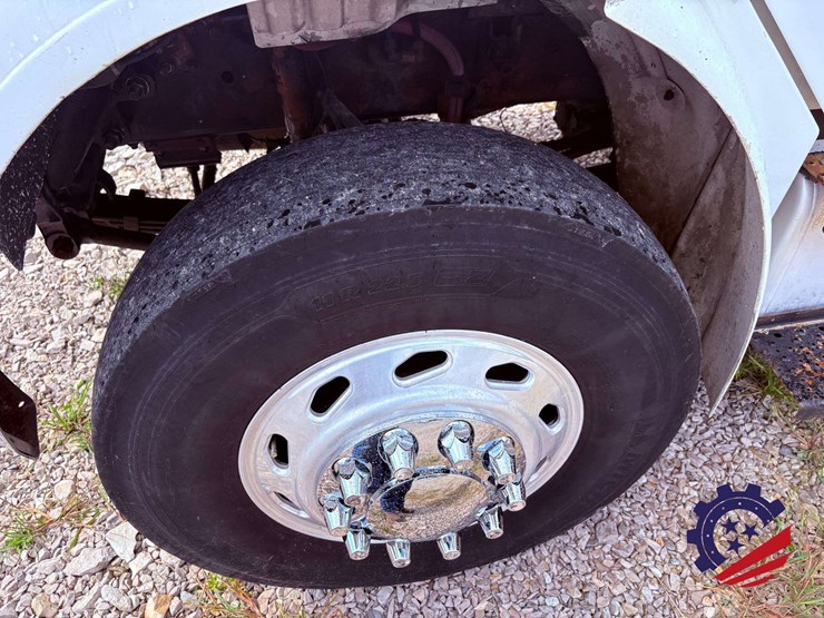 2006-freightliner-m2-106-image-13