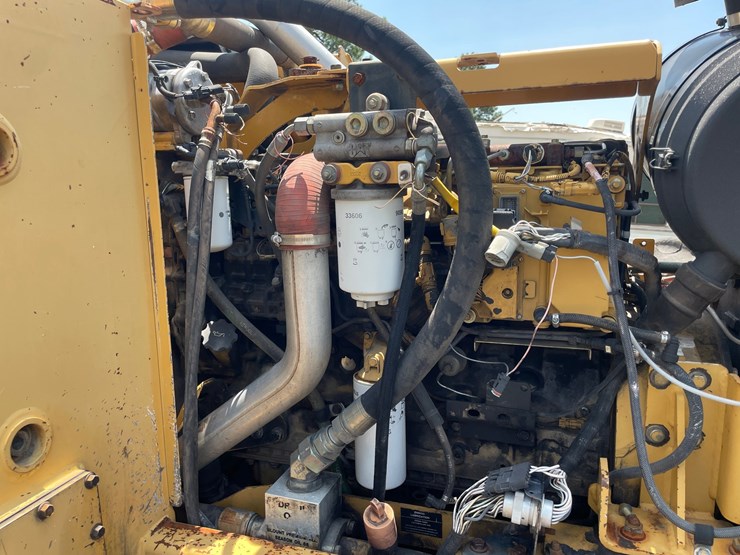 2010-caterpillar-553-image-28