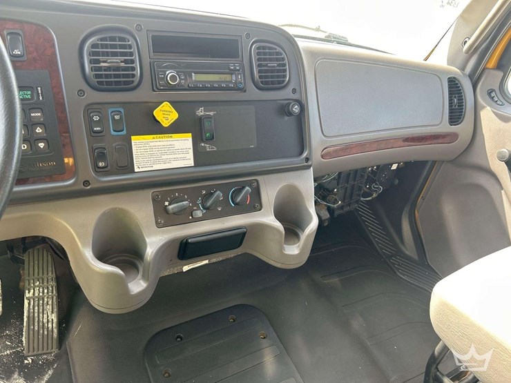 2017-freightliner-m2-106-image-15