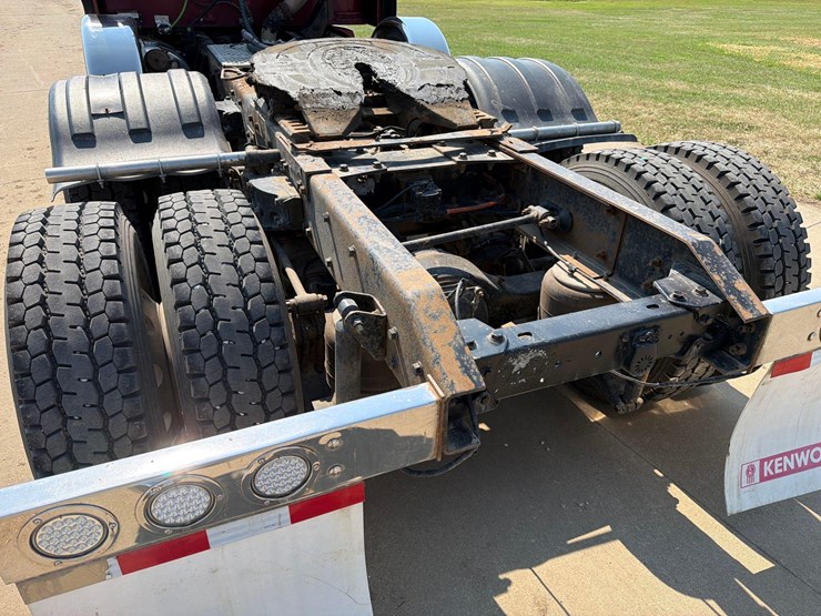 2010-kenworth-t660-image-5