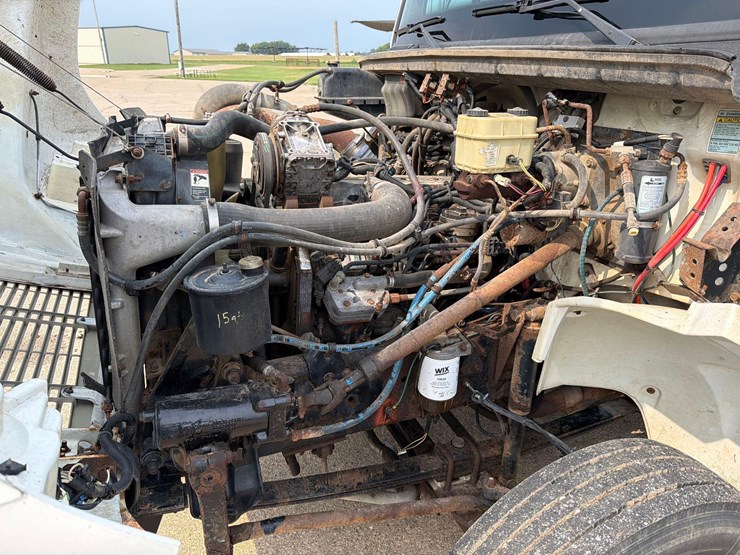 2000-freightliner-fl60-image-45