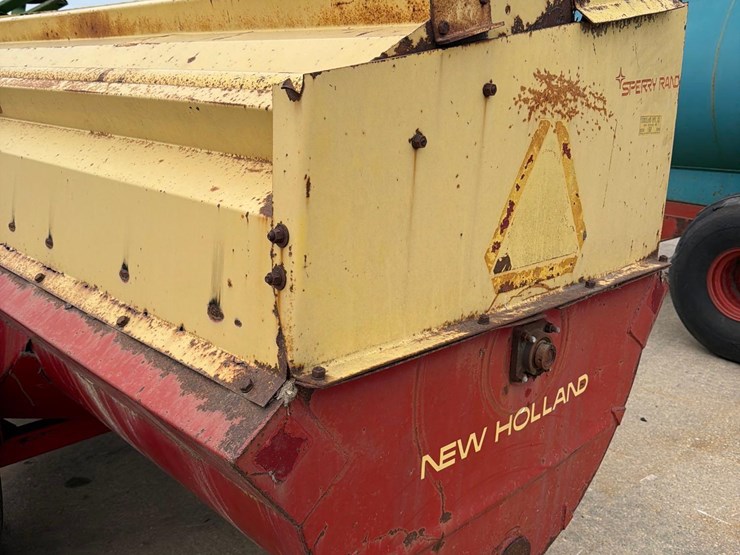 new-holland-365-manure-spreader-slinger-image-5