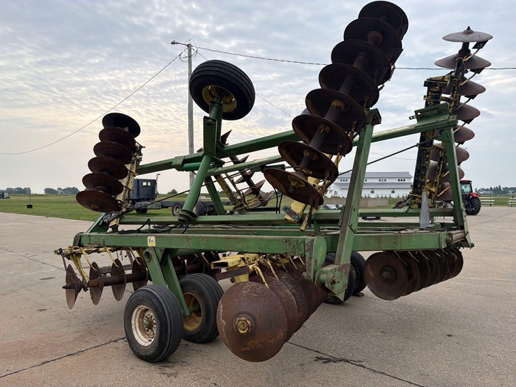 john-deere-330-image-5