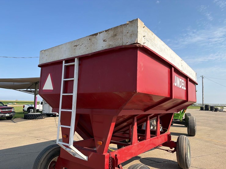 lundell-250-bushel-gravity-wagon-image-11