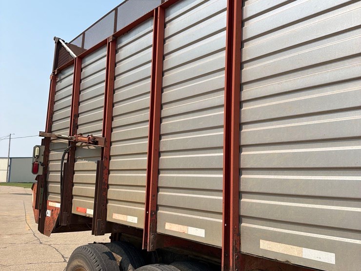 h&s-18ft-rear-unload-silage-wagon-image-6