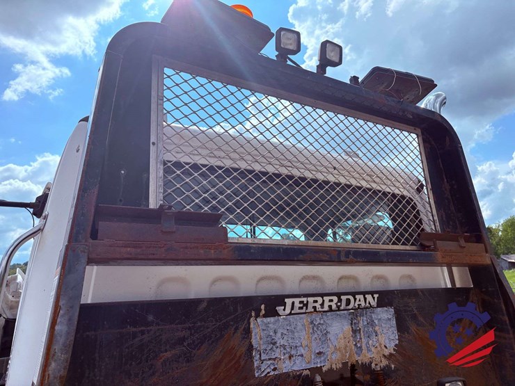 2006-freightliner-m2-106-image-55