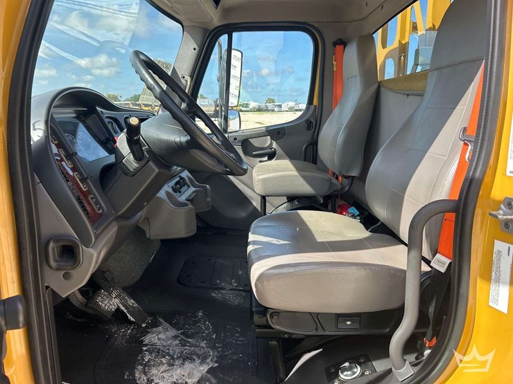 2017-freightliner-m2-106-image-17