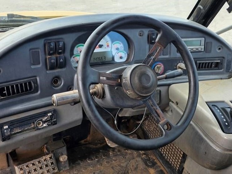 2011-caterpillar-740-image-61