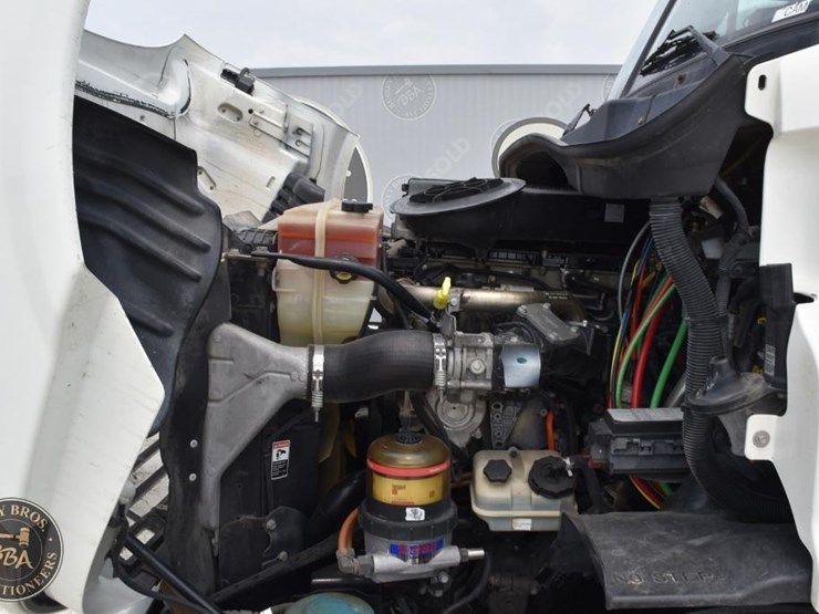 2011-freightliner-cascadia-113-image-56