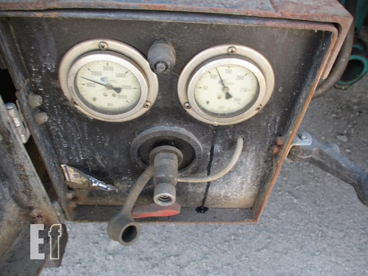 2009-peterbilt-320-image-19