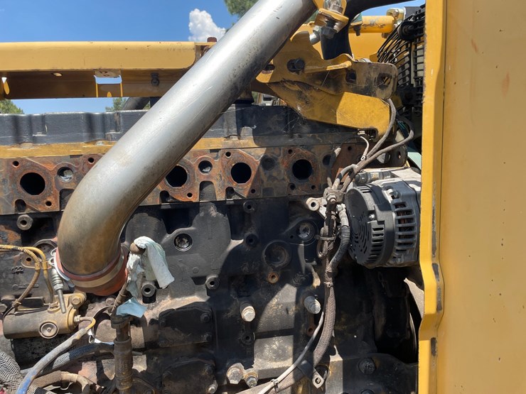 2010-caterpillar-553-image-32