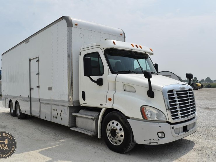 2011-freightliner-cascadia-113-image-9