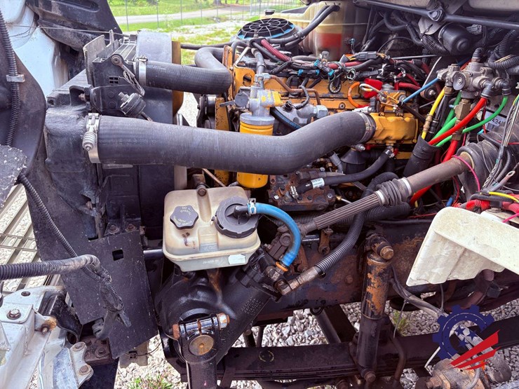 2006-freightliner-m2-106-image-29