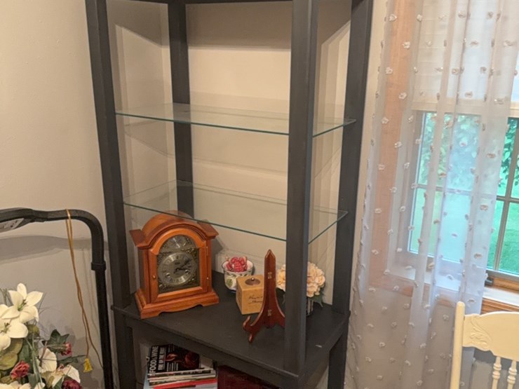 6-foot-shelf,-excellent-quality,-gray,-has-glass-shelves,-and-light-on-top-image-4
