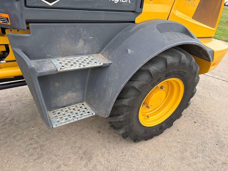 2021-deere-324l-image-8