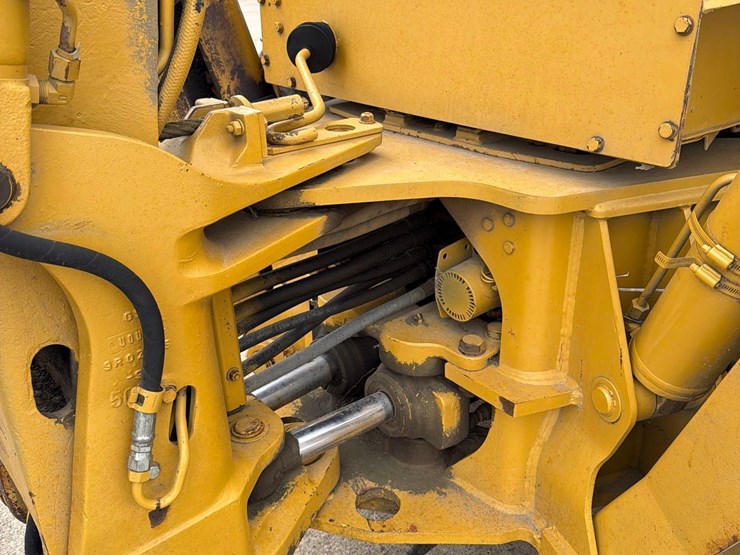 caterpillar-416-image-26