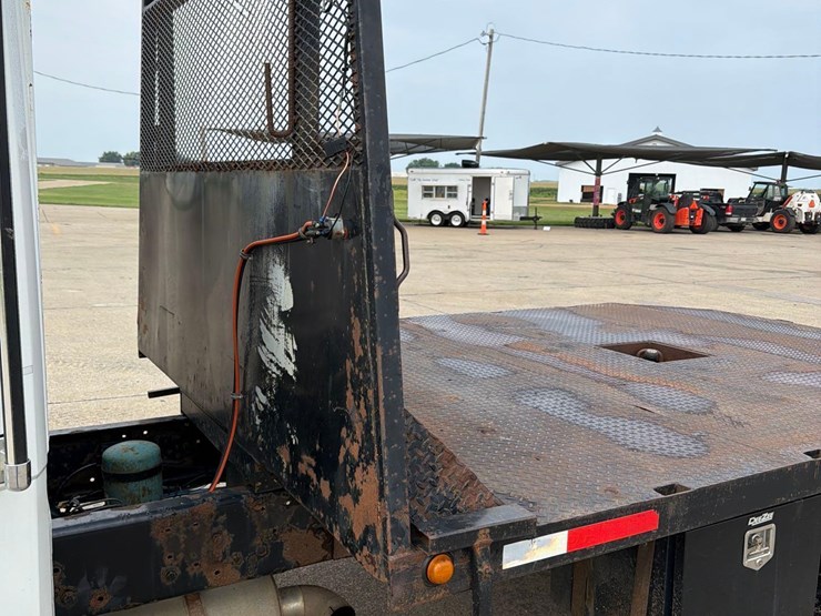 2000-freightliner-fl60-image-12