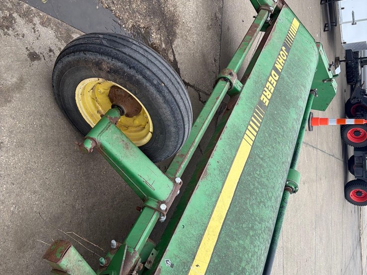 john-deere-220-image-6