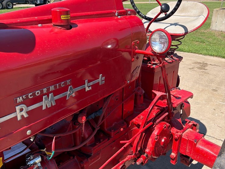 farmall-400-tractor-image-25