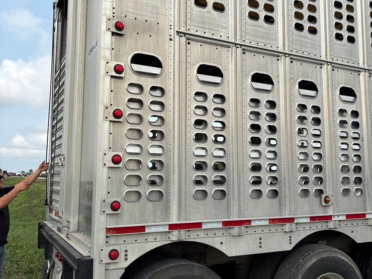 2014-wilson-livestock-trailer-image-7