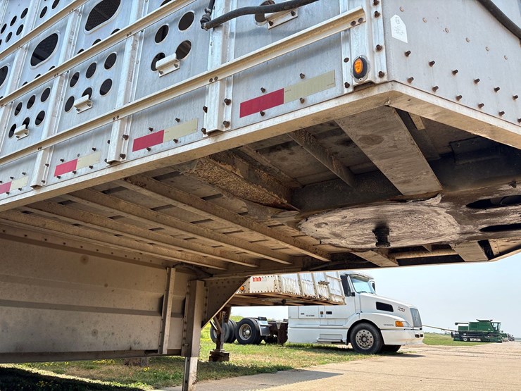 2016-merrit-102"-x-48ft-semi-livestock-trailer-image-19