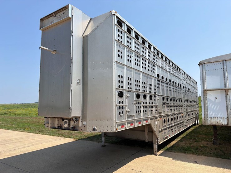 2016-merrit-102"-x-48ft-semi-livestock-trailer-image-42
