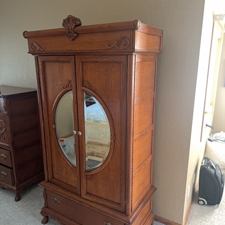 Large oak cabinet with mirror for bedroom, note this is part of a very elegant 5 piece bedroom set. If you want the entire set, be sure to bid and buy the next 5 lots. It is all like brand new and in outstanding condition. see photos
